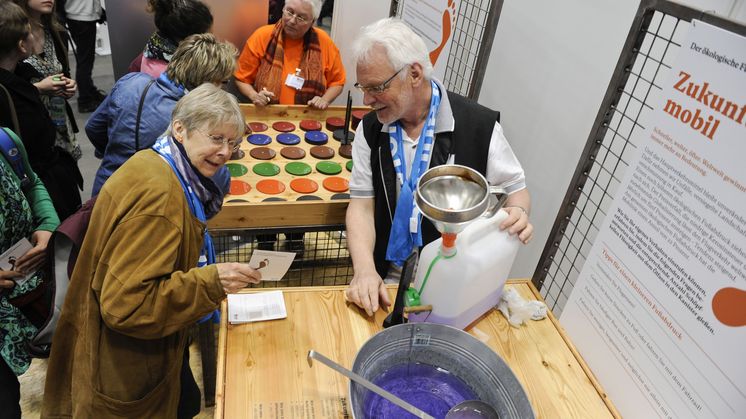 Kirchentag 2013 in Hamburg, Brot für die Welt Ausstellung zum Thema "Der oekologische Fussabdruck"